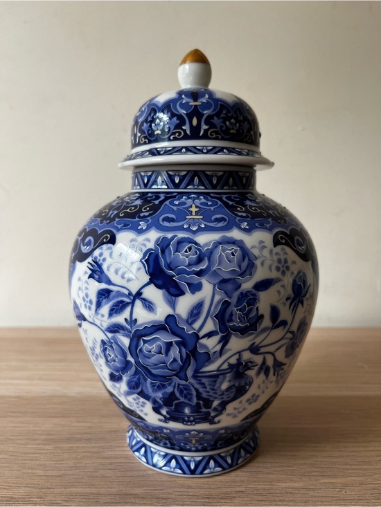 Handmade Other - 🇯🇵 Handpainted Blue and White Floral Porcelain Ginger Jar with Lid Elegant